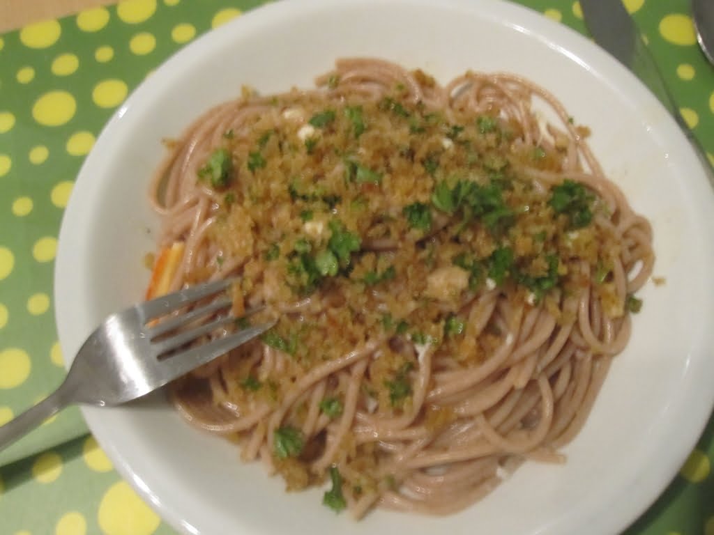 Speltspaghetti met krab en pangrattato