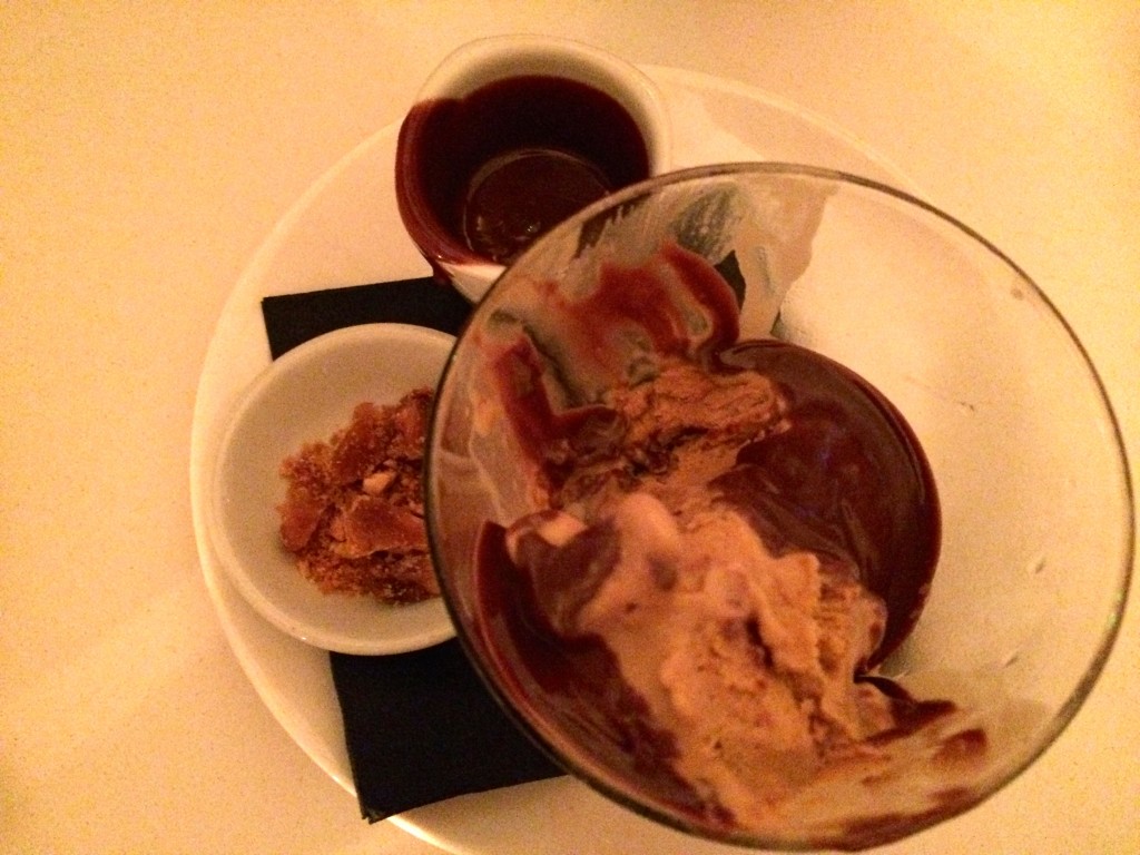 Dessert bij Ottolenghi NOPI: pindaijs met chocoladesaus en karamel
