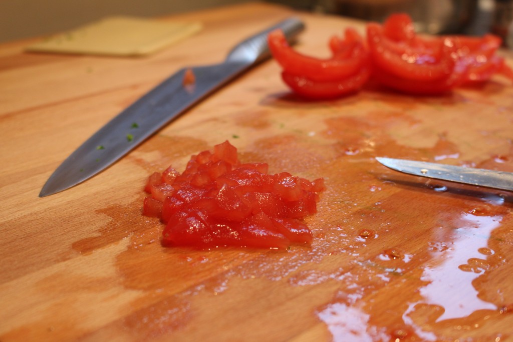 Tomaten in brunoise snijden