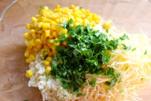 Rijst mengen met maïs, kaas, paneermeel, koriander en ei