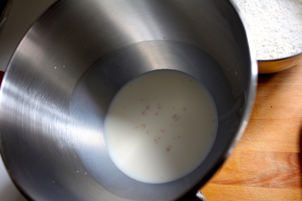 Gist en suiker oplossen in melk