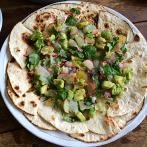 Tortillachips met gerookte heilbot, avocado en radijs