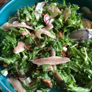 Salade van gerookte sprot, peer en noten