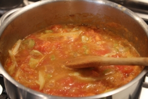 Tomaten toevoegen en saus laten inkoken