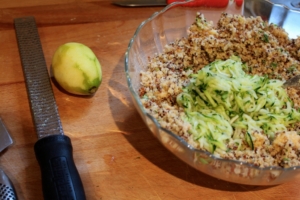 Quinoa mengen met courgette, citroenzeste, tuinkruiden, ei, brood en pecorino