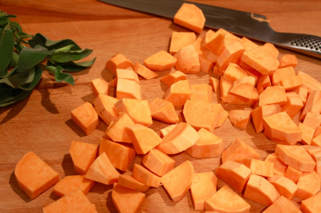 Zoete aardappel in blokjes snijden