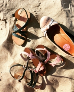 Schoenen in het zand