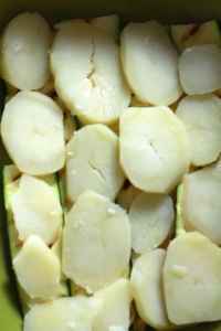 Laag aardappel op courgette leggen / eenlepeltjelekkers.be