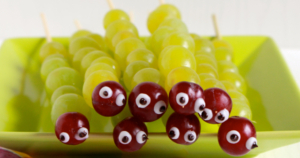 Gezonde traktaties voor kinderen - Rupsen van druiven - Facebook / www.eenlepeltjelekkers.be