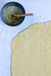 Deeg uitrollen en bestrijken met gesmolten boter / www.eenlepeltjelekkers.be