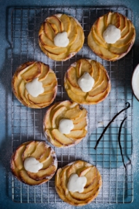 Normandische appeltaartjes met vanilleroom close-up / www.eenlepeltjelekkers.be