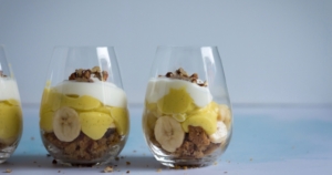 Bananendessert met pudding en zanddeeg - Facebook / www.eenlepeltjelekkers.be