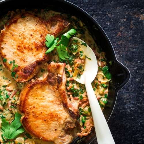 Koteletten met witte wijnsaus en spekjes / www.eenlepeltjelekkers.be