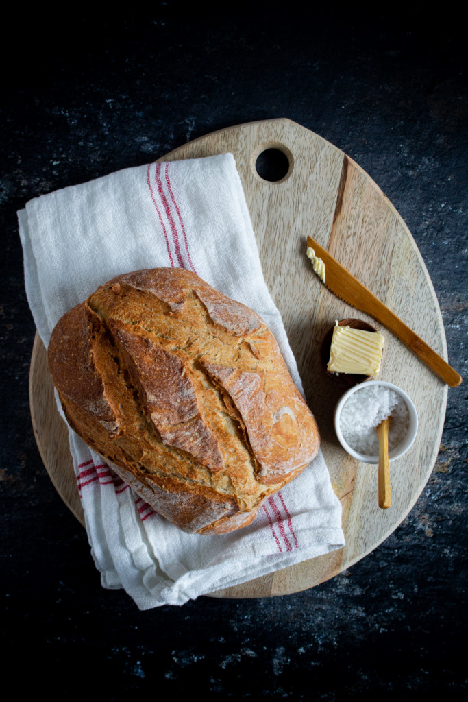 Brood, boter en zout op plank / www.eenlepeltjelekkers.be