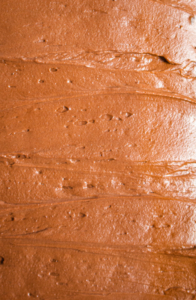 Chocoladeglazuur op de cake smeren / www.eenlepeltjelekkers.be