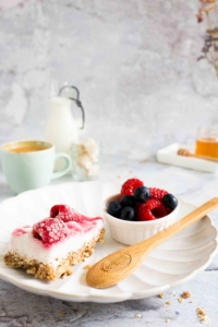 Ontbijtrepen met frozen yoghurt en framboos brunch of ontbijt, op tafel, met koffie, melk en suiker
