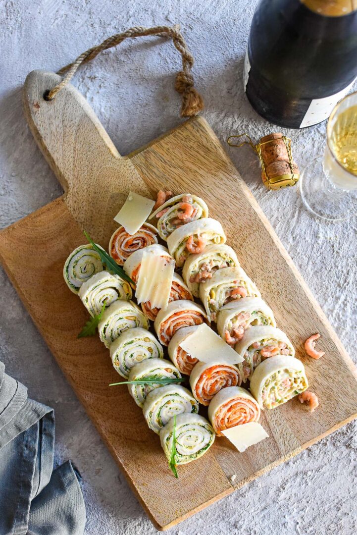 Aperitief wraps Kris Kookt op houten plank