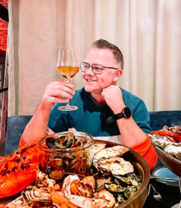 Stefaan Dewinter met glas wijn en fruits de mer