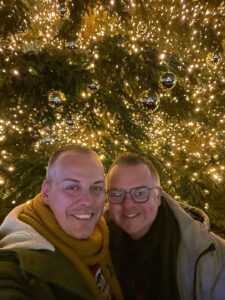 Stefaan Dewinter en Wim De Wilde voor de kerstboom