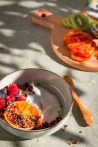 Granola met koffie, chocolade en hazelnoot - vooraanzicht met kwark en vers fruit