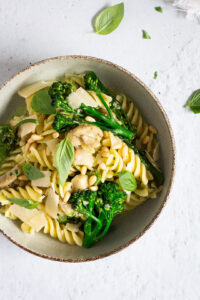 Pasta met pestoroomsaus, kip en broccoli-bovenaanzicht close-up