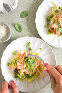 Pasta al limone met lentegroenten en scampi, met handen