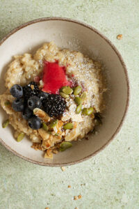 Ontbijt bowl met rijstpap en havermout close-up