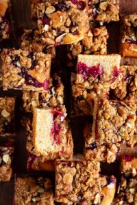 Pruimencake met streusel close-up van stukken
