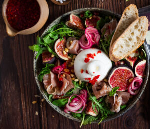 Salade met burrata, vijgen en hot honey-landscape