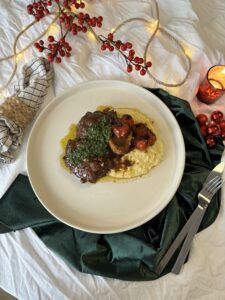 Traaggegaarde ossobuco-koken met pam
