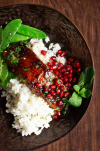 Zalm met granaatappel en gember op bord