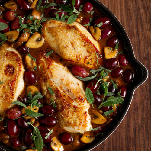 Kip met druiven en marsala met salie en champignons, in pan