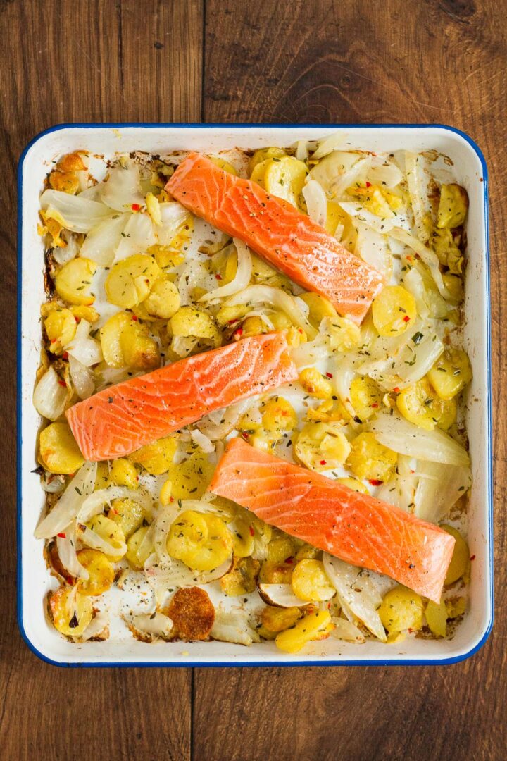 Zalm bij venkel en aardappels in ovenschaal leggen