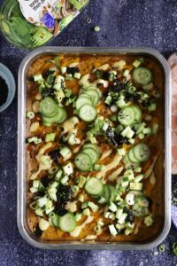 Sushi bake met tonijn en avocado bovenaanzicht