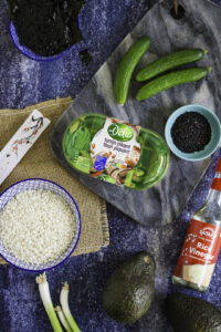 Sushi bake ingrediënten: tonijnsalade, rijst, lente-ui, nori, komkommer, sesamzaad, rijstazijn, avocado