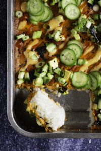 Sushi bake met tonijn en avocado stuk uitgesneden
