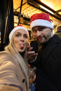 Elisa van Italians in Belgium met haar partner op de kerstmarkt