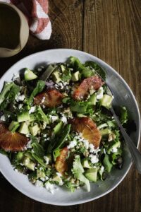 Salade met feta en bloedsinaasappel met sauskommetjes links