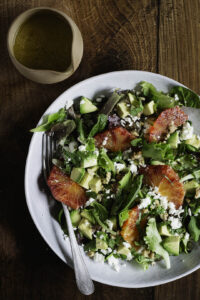 Salade met feta en bloedsinaasappel-zoomout met sauskom links
