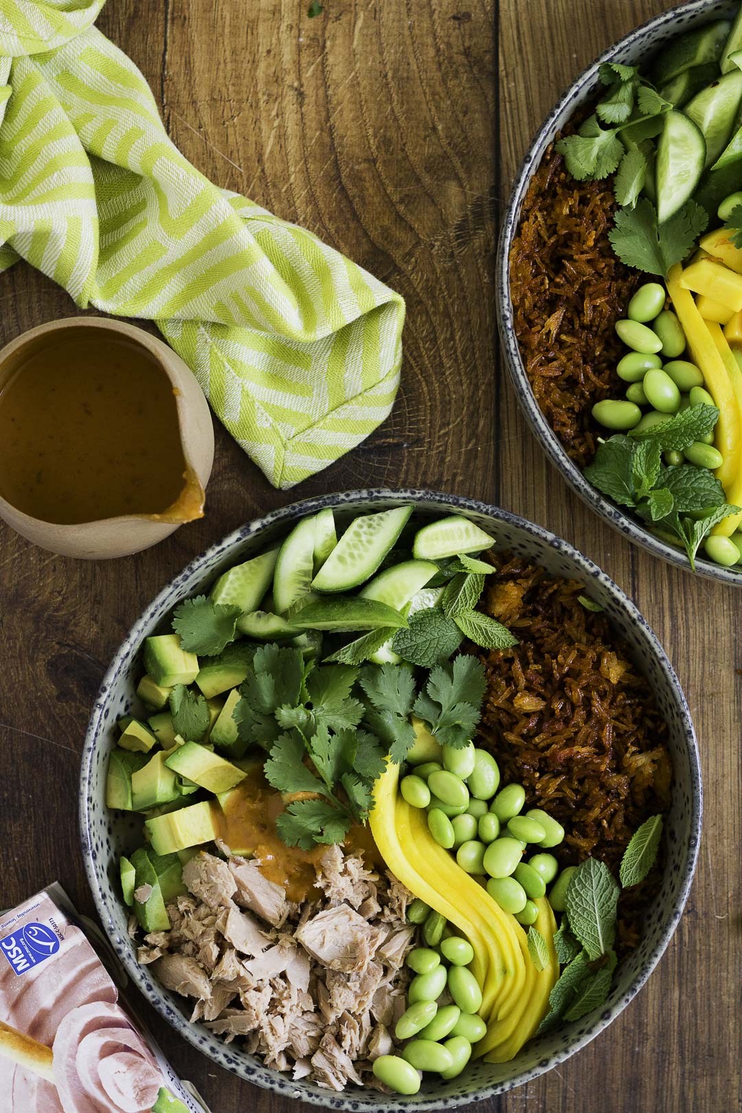 Crispy rice salad met tonijn en mango_2borden met komkommer, edamame, avocado en pindadressing