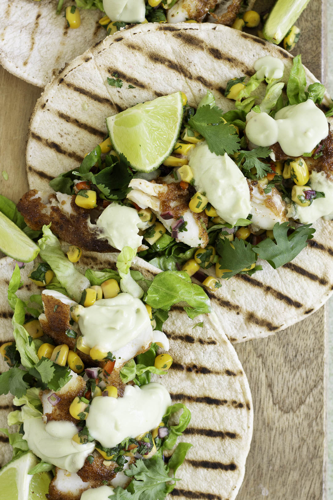 Vistaco met avocado en maïs close-up
