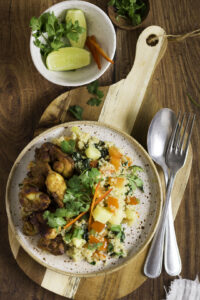 Kip met ananas en paprika, met koriander, limoen en chilipeper