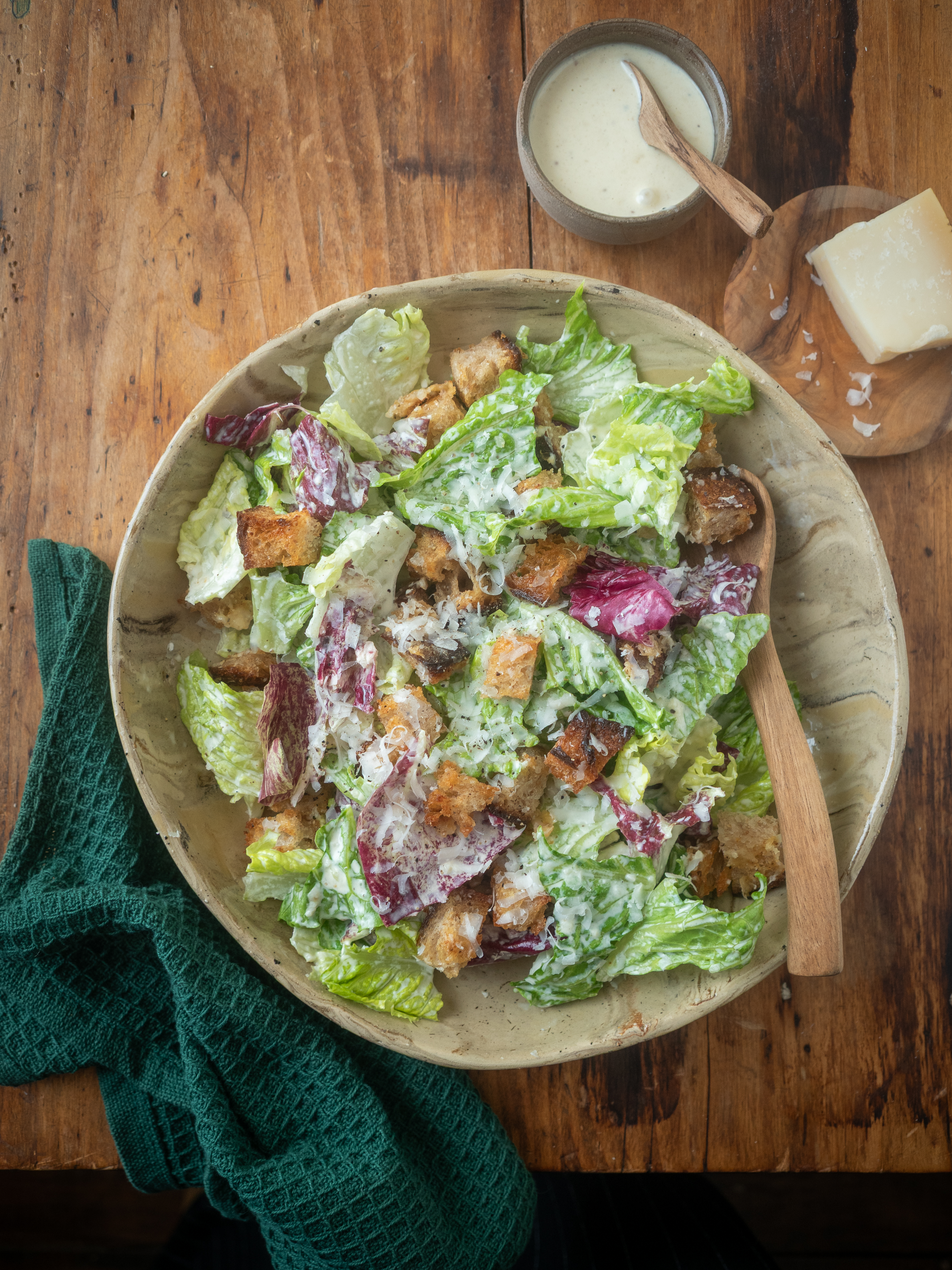 Caesar salad op tafel