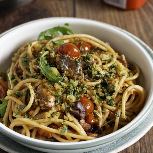 Pasta puttanesca met sardienen met krokant broodkruim