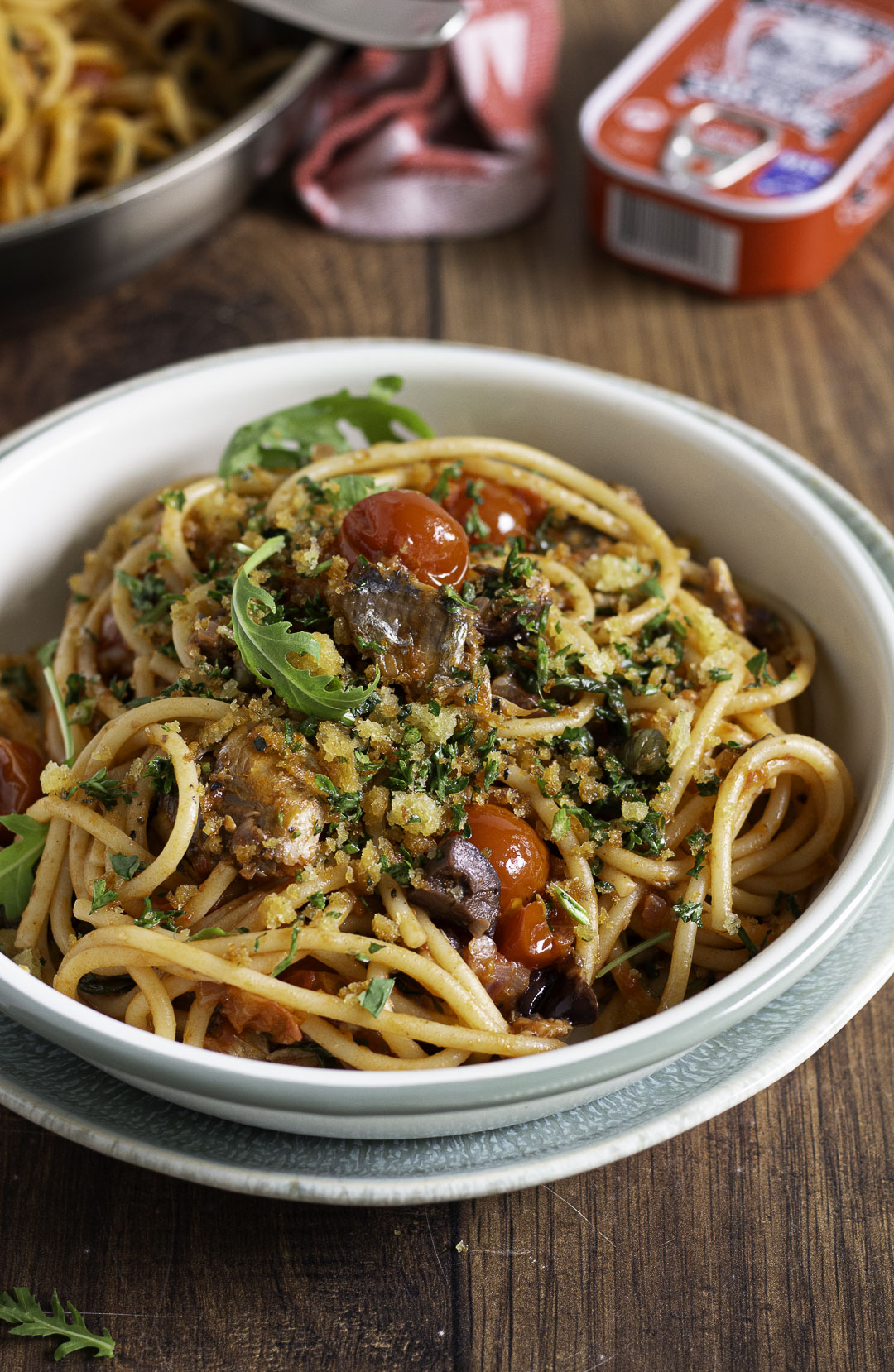 Pasta puttanesca met sardienen met krokant broodkruim