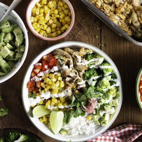 Taco bowl met avocado en limoen-jalapeñodressing