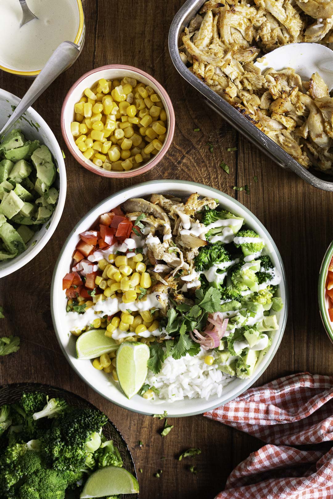 Taco bowl met avocado en limoen-jalapeñodressing