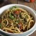 Pasta puttanesca met sardienen met krokant broodkruim